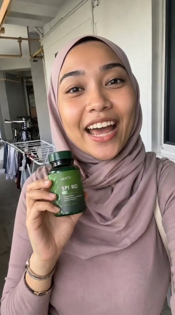 Real Spiro Plus customer in Singapore holding her bottle