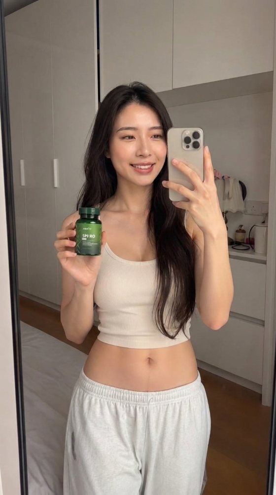 Real Spiro Plus customer in Singapore, mirror selfie with her bottle
