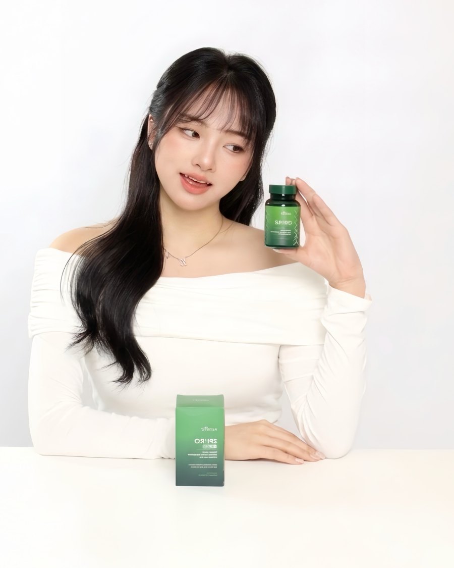 Vicki, founder of Vickiidiary, holding Spiro Plus